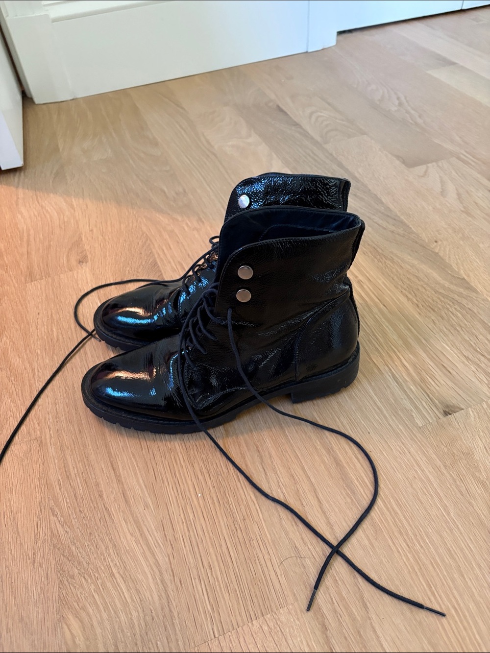 Black Women,s Lace-Up Patent Leather Boots